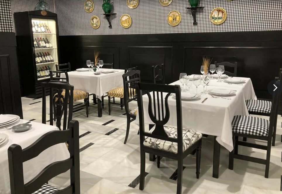 Comedor de Berenguela 16 con paredes de cuadros y platos de cerámica