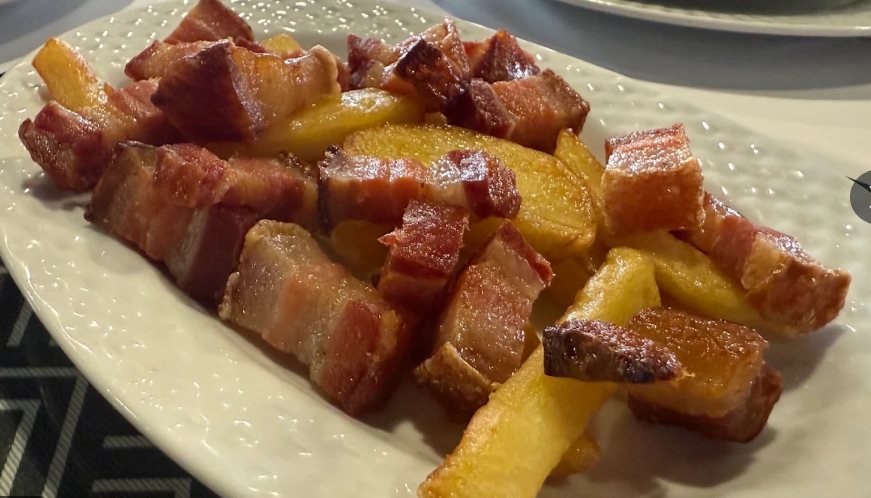 Torreznos con patatas fritas