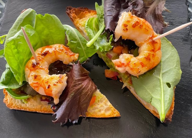 Tosta con gambas a la plancha y brotes verdes